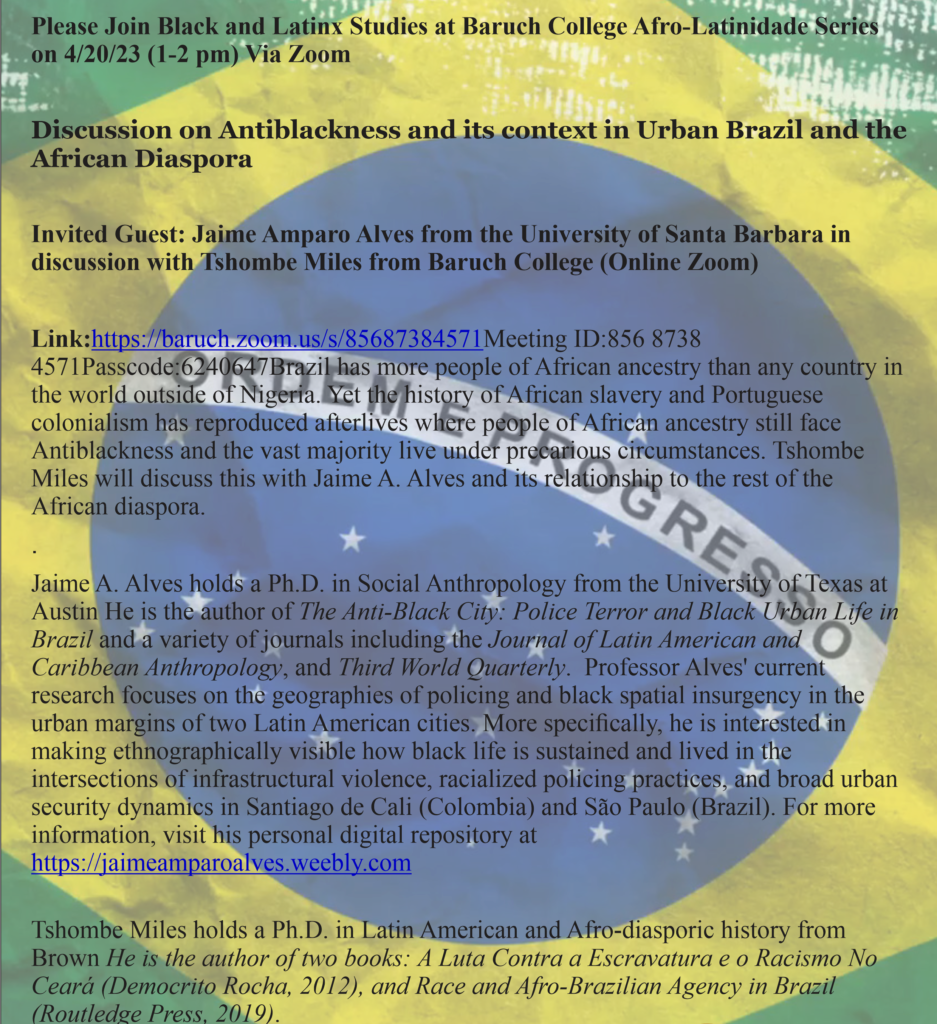 Folleto del evento Antiblackness y su contexto en el Brasil urbano y la diáspora africana: presenta una bandera brasileña detrás del texto de la hora, fecha y lugar del evento e incluye información biográfica de los oradores invitados.